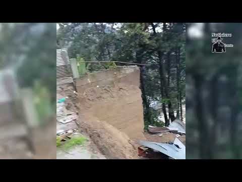 Deslave arrastra vehículos en San Juan Atitán, Huehuetenango