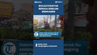 KISAH HARU Seorang Bocah Khusyuk Berdoa di Pinggir Jalan sebelum Mulai Mengamen, Warganet Terharu!