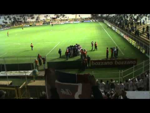 campo de futebol depois da vitória do Paraná X Criciuma