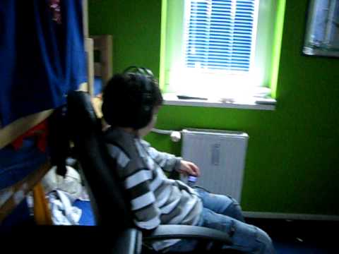 der hat gesessen voll in die eier