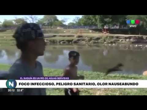Gente bañándose en rio con materia fecal