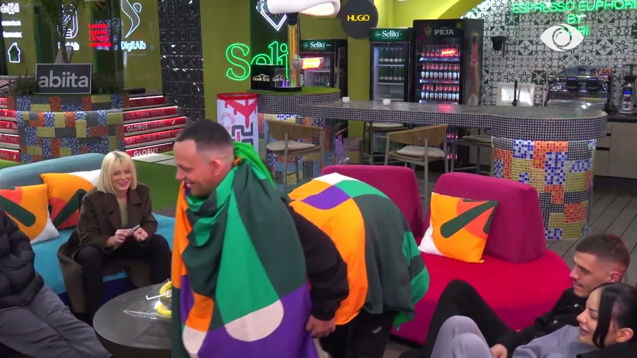 Momente gazmore në oborr/ Elvisi dhe Romeo bëhen si njeri-kal