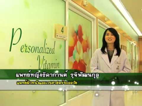 สาวน้อยในสมาชิกหนัก ผลไม้บางอย่างช่วยเพิ่มความแข็งแรง