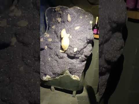 Dentro do restaurante subterrâneo Ametista do sul