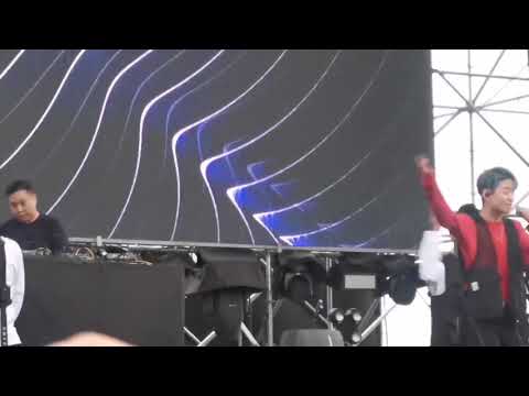 191005 Amber Hands behind my back - Simple Life Concert