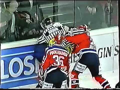 18.10.2001 Pasi Nielikäinen (HIFK) vs. Alex Brooks (Jokerit)