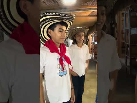 Niños de San Andrés de Sotavento Córdoba, ilustrando sobre los saberes adquiridos por sus ancestros