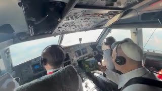 Il Papa nella cabina di pilotaggio in volo verso Barcellona, il saluto via radio al caccia di scorta