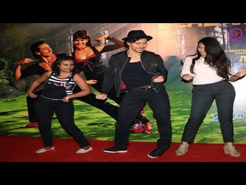 Tiger Shroff Dancing on Stage in a Delight to Watch Video