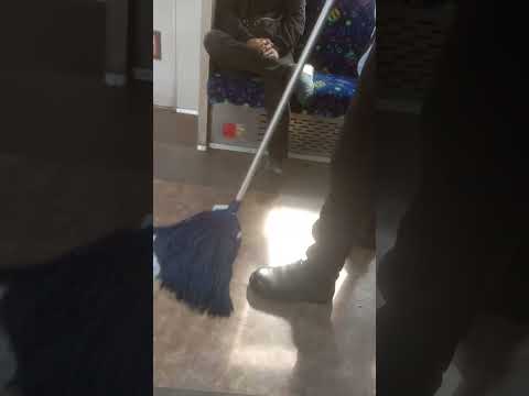 Kamis 19/10/23 Petugas Kebersihan Kereta KRL 👍👍👍 #petugaskebersihan