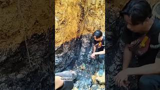 Download lagu Finding black gems at a depth of 5 meters #mining #coal #uniquefacts #shortvideo mp3
