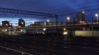 Электровоз ЭП2К с поездом №010 Москва-Самара проходит станцию Перово