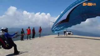 preview picture of video 'MANTAR FLY ABOVE THE CLOUD - Terbang paralayang di negeri di atas awan'