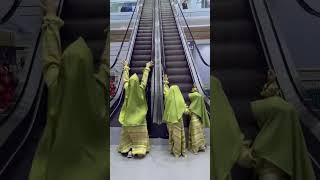 Download lagu 3 NAHLA NAIK ESKALATOR PALING BERBAHAYA 😂 mp3 Download lagu 3 NAHLA NAIK ESKALATOR PALING BERBAHAYA 😂 mp3