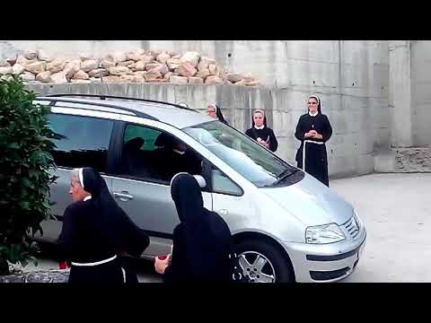 Časna sestra "rastura" za volanom