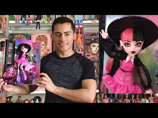 Vídeo relacionado con Monster High Fabulosa Draculaura Muñeca articulada con Mascota Count Fabulous, Conjunto de Moda y Accesorios, Juguete +4 años (Mattel HRP64)