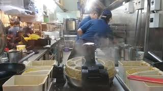 我的晚餐是電風扇炒出來的好新鮮的 #炒飯外帶回家吃也好吃 等一下 認真看 👀 流程怎麼炒飯的 廚房師傅🙆 這樣不會失業才怪 …🙄