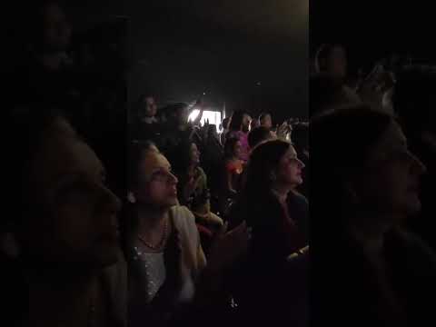 Grupo brasileiro apresenta dança indiana na cerimônia de Durgapuja, São Paulo