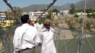 preview picture of video 'Rishikesh | Crossing Ram Jhula'