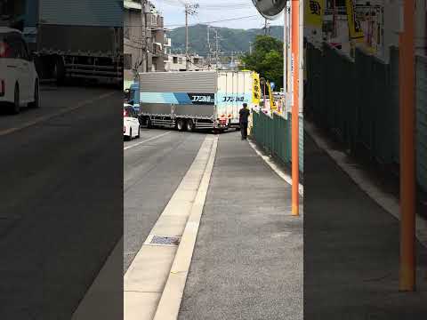 この狭い入り口を一発で決める大型トラックコフジさんプロの運転技術やなあ😆最高#トラック #automobile