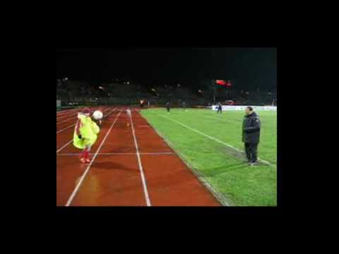 2007 ősze Petró Balázs és egy újpesti játékos dekázgat