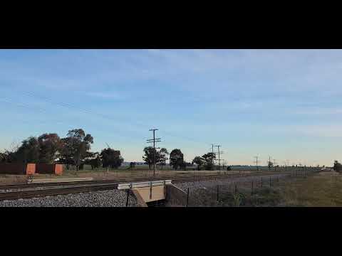 XPTs: XP2019 heads south with XP2009 then XP2007 & XP2002 with a rare 7 car set head north.