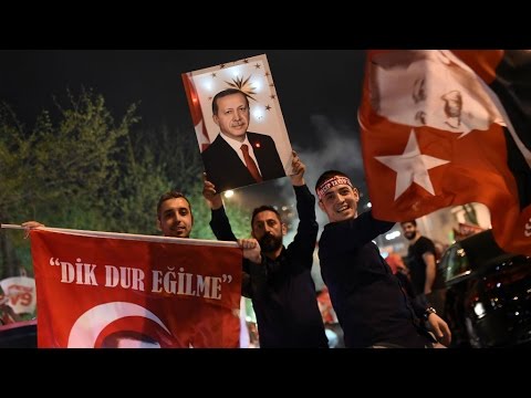 أنصار أردوغان يحتفلون بفوزهم في الاستفتاء