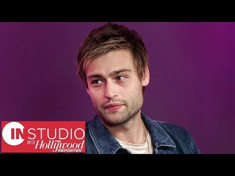 download lagu mp3 mp4 Douglas Booth, download lagu Douglas Booth gratis, unduh video klip Douglas Booth