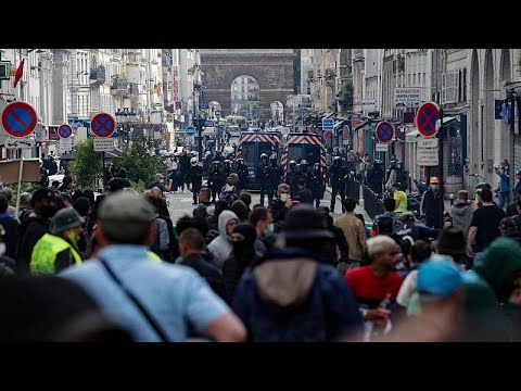 فيديو مظاهرات في كافة أرجاء فرنسا رفضا لقيود وقائية جديدة أعلنها ماكرون…