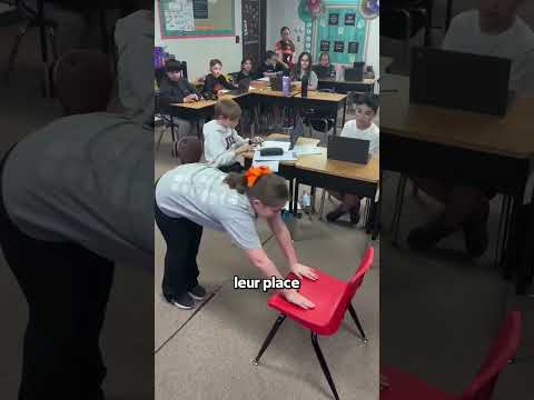 Le Professeur A Défié La Classe De Rester Assis Sans Bouger Les Pieds