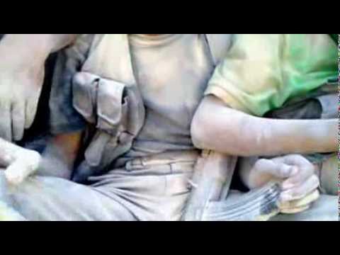 عناصر لواء أبو العلمين بعد نجاتهم من قصف الطيران ضمن معركة قادمون ياحمص في ريف حماة الشرقي