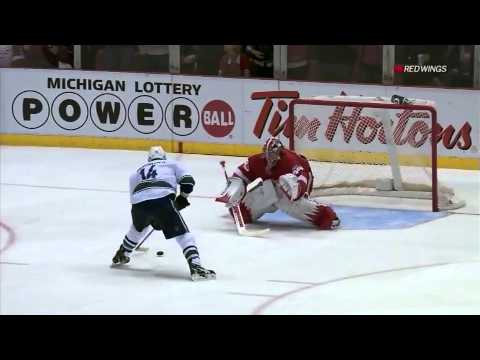 Alexandre Burrows breaks the Red Wings' streak and "snaps his stick"  - NHL 23/2/12