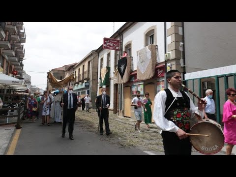 El Santísimo recibe a cinco niños en los dos altares instalados durante la procesión del Corpus