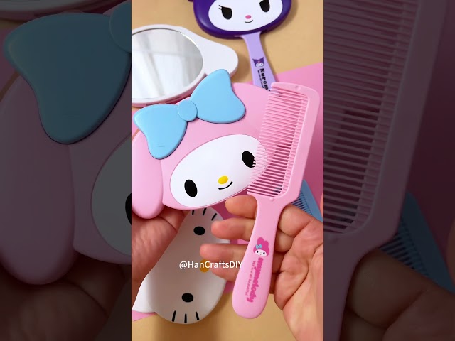 Vídeo relacionado con Sanrio Hangyodon - Juego de espejo facial y peine, 4.2"L x 3.5"W, Montaje colgante, Espejo, Azul, Antiguado, Compacto