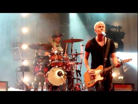 Neljä Ruusua - Seitsemän Päivää Selvinpäin (Live, Ilosaarirock 2011)