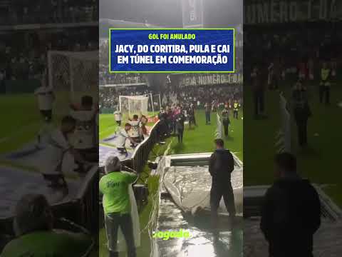 Zagueiro do Coritiba faz gol, cai em túnel durante comemoração e ainda tem lance anulado pelo VAR