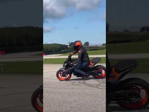 The Gen-3 KTM 390 DUKE isn’t just agile, it thrives on this stuff and loves carving up the asphalt!