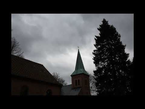 Vedbæk Kirke i blæsevejr