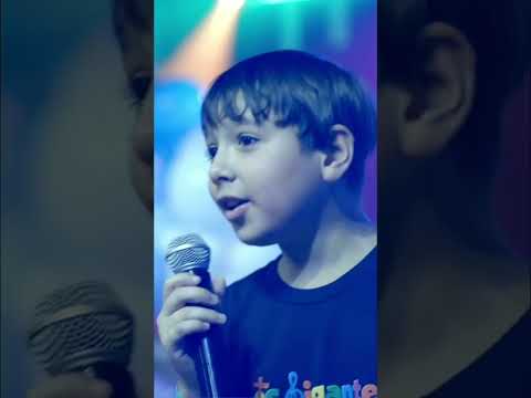 Niños Adoran a Dios en Festivo Escenario #losgigantesdelafe