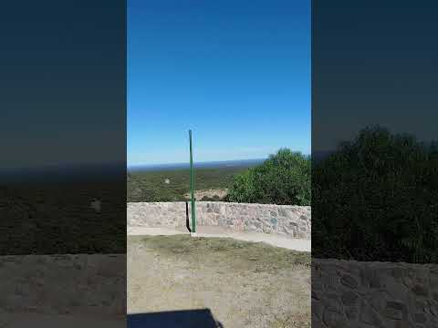 También tenemos la puerta mágica que cambia de paisajes en Nogoli en  San Luis, Argentina
