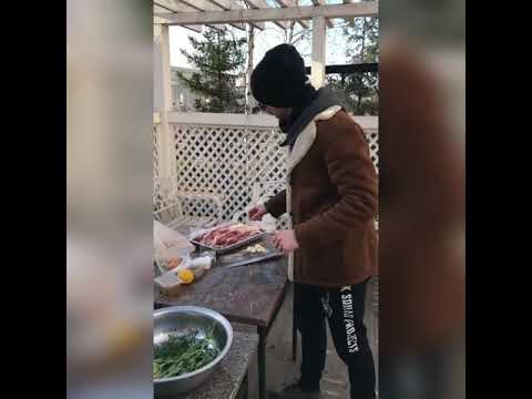 Эмиль Кадыров приготовил кебаб