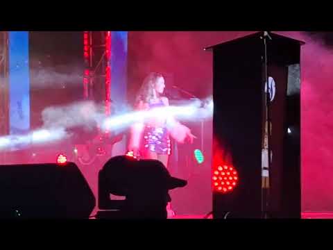 Ana ludada cantó en la encendida del arbol de san Martin en la plaza Salvador del Mundo 