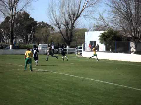 GLOBAL SPORT   Walter Benitez, cortando un balon
