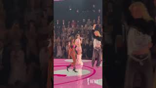 Download lagu Quenlin Blackwell is a star on the #VSFashionShow runway. 🤩 mp3