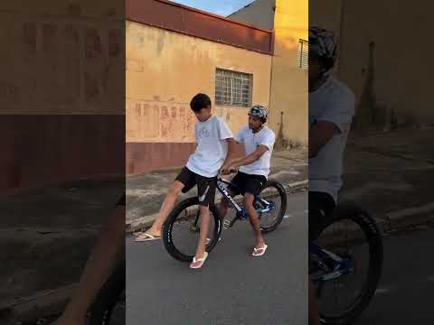 NOVO GEITO DE DAR CARONA PARA ALGUÉM DE BIKE 🤣🫵🇧🇷 @miojo_milgrau #shorts #1000grau #bicicleta #244