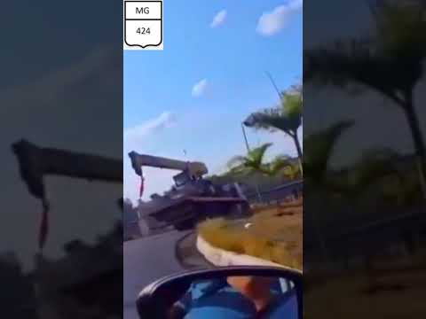 Caminhão tomba na MG 424 em São José da Lapa MG.