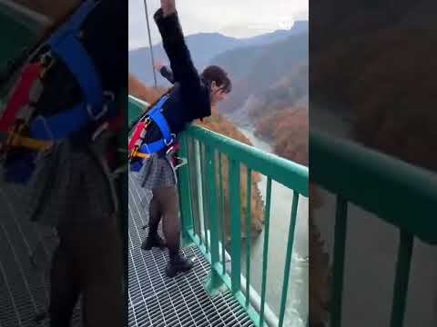 制服姿の女子高校生、吊り橋から初のバンジージャンプ！