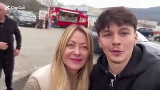 Si fa il selfie con Giorgia Meloni e poi le dice: «Mi spiace, ma voto no»