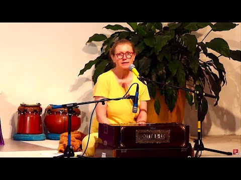 Satsang + Meditation + Mantrasingen + Arati mit Ananda Devi - Yoga Vidya live 07.00 Uhr - 18.10.2020