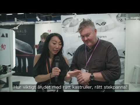 Mathias Dahlgren lagar mat i sin monter på Formex